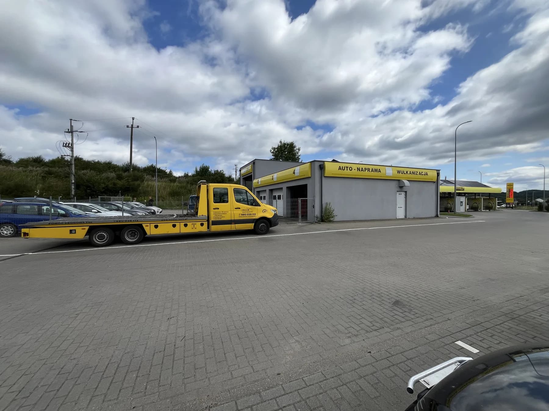 Autolaweta przed budynkiem eCarService Szemud