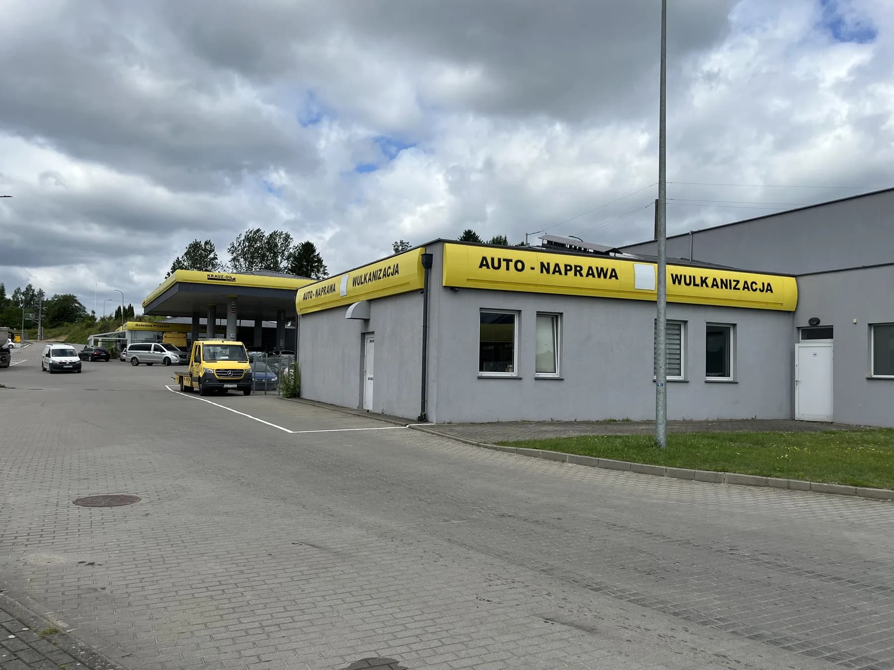 Budynek serwisu samochodowego i wulkanizacji eCarService Szemud