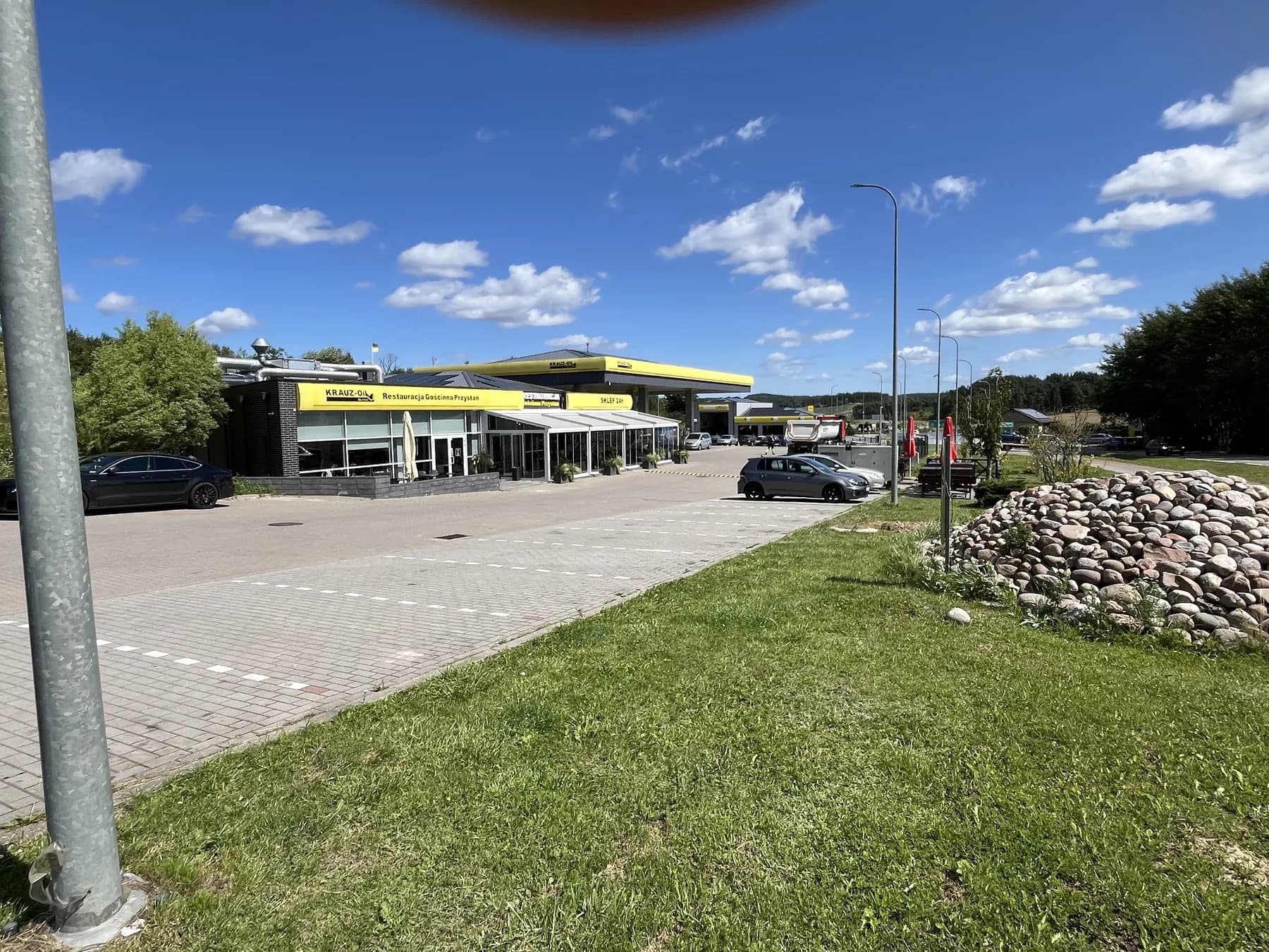Plac przed serwisem eCarService Szemud