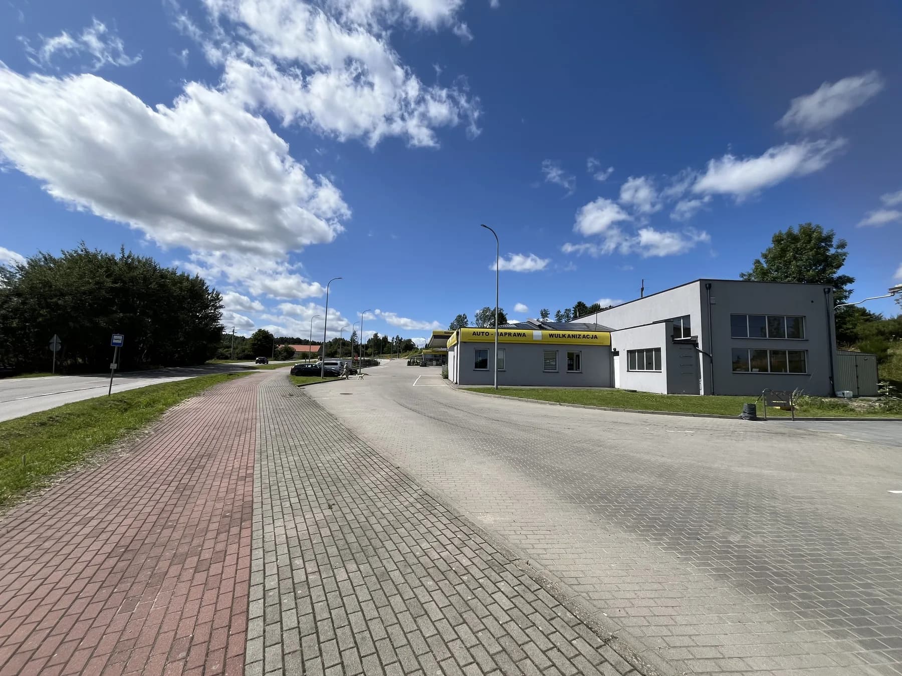 Widok na warsztat eCarService Szemud od strony ulicy