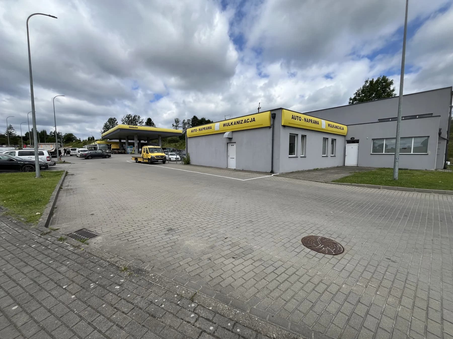 Wjazd na teren warsztatu eCarService Szemud